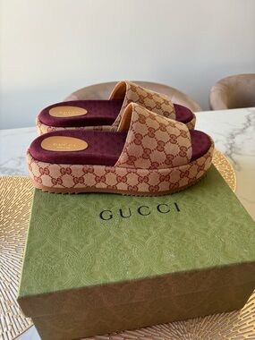 New Gucci Beige GG Canvas Platform Slides with Burgundy Footbed